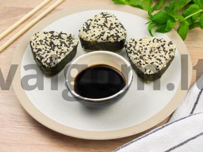 Onigiri su šviežiais agurkais ir mėtomis pagrindine nuotrauka