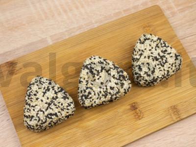 Onigiri su rūkyta rausvąja lašiša ir žaliaisiais svogūnais Žingsnis 3