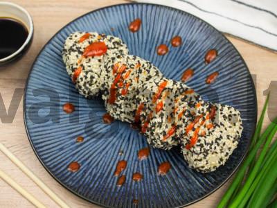 Onigiri su rūkyta rausvąja lašiša ir žaliaisiais svogūnais pagrindine nuotrauka