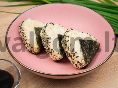 Onigiri su rausvąja lašiša pagrindine nuotrauka