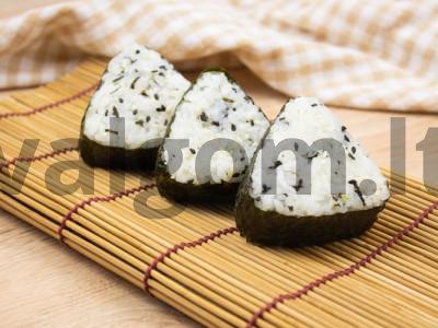 Greitas onigiri su avokadais pagrindine nuotrauka