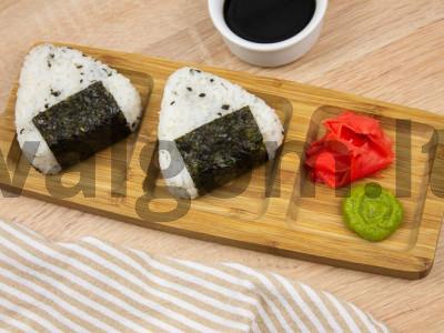 Onigiri su avokadais ir česnakais pagrindine nuotrauka