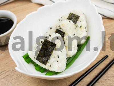 Onigiri su menke ir svogūnais pagrindine nuotrauka