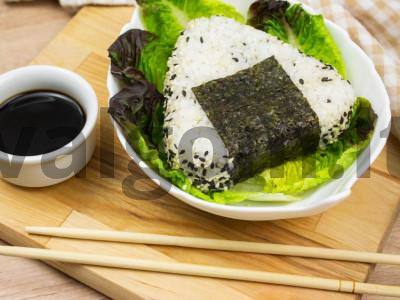 Onigiri su keptais svogūnais pagrindine nuotrauka