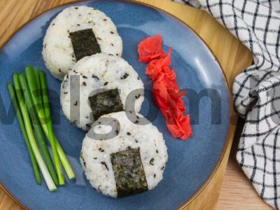 Onigiri su šiltomis paprikomis pagrindine nuotrauka