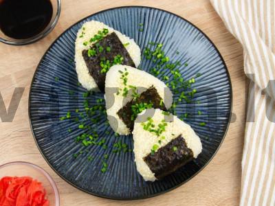 Onigiri su dešra ir žaliaisiais svogūnais pagrindine nuotrauka