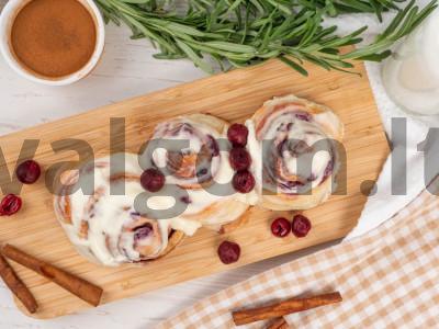 Cinnabons su šaldytomis vyšniomis pagrindine nuotrauka