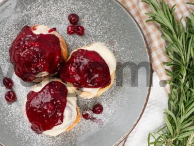 Cinnabons su vyšnių užpilu pagrindine nuotrauka