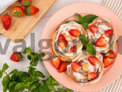 Cinnabons su šviežiomis braškėmis pagrindine nuotrauka