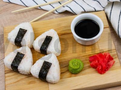 Onigiri su vyšniniais pomidorais ir sriracha padažu Žingsnis 4