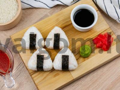 Onigiri su vyšniniais pomidorais ir sriracha padažu pagrindine nuotrauka