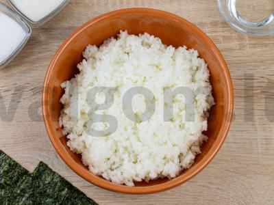 Onigiri su vyšniniais pomidorais ir varškės sūriu Žingsnis 2