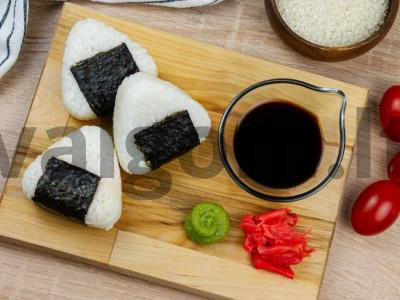 Onigiri su vyšniniais pomidorais ir varškės sūriu pagrindine nuotrauka