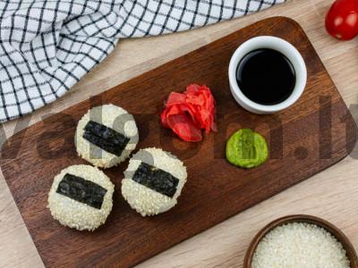 Onigiri su pomidorais ir česnakais pagrindine nuotrauka