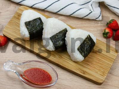 Onigiri su braškėmis ir varškės sūriu pagrindine nuotrauka