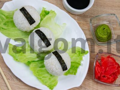 Apvalūs onigiri su kalmarais pagrindine nuotrauka