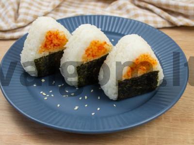 Onigiri su sūriu ir sriracha padažu pagrindine nuotrauka