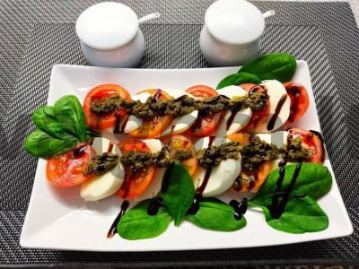 Klasikinis "Caprese". pagrindine nuotrauka