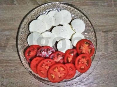 Aromatingas pomidorų ir sūrio "Caprese" užkandis Žingsnis 1