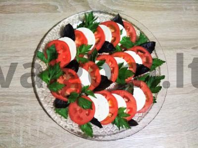 Aromatingas pomidorų ir sūrio "Caprese" užkandis pagrindine nuotrauka