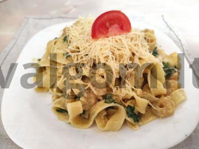 "Caprese" su fettuccini makaronais. pagrindine nuotrauka