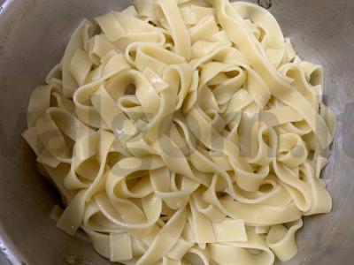 Fettuccini makaronai su kumpiu ir daržovėmis Žingsnis 1