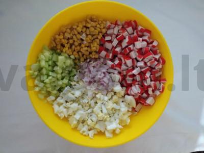 Krabų lazdelių salotos su konservuotais kukurūzais Žingsnis 1