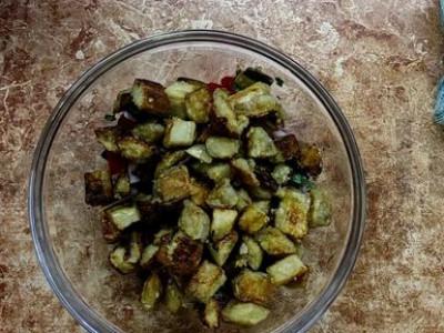 Salotos su pomidorais ir keptais baklažanais Žingsnis 1