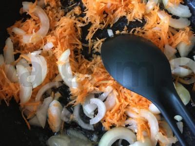 Cukinijos su malta vištiena, morkomis, svogūnais, ožragėmis, pomidorų pasta ir ryžiais Žingsnis 1