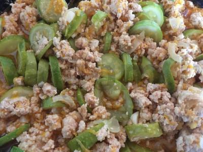 Cukinijos su malta vištiena, morkomis, svogūnais, ožragėmis, pomidorų pasta ir ryžiais Žingsnis 3