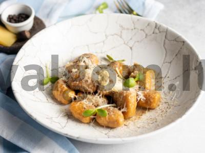 Kepti moliūgų ir bulvių gnocchi su baña cauda padažu ir parmezano padažu pagrindine nuotrauka