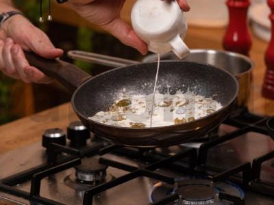 Polenta skrebučiai su kreminiais špinatais ir glazūruotais špinatais Žingsnis 4