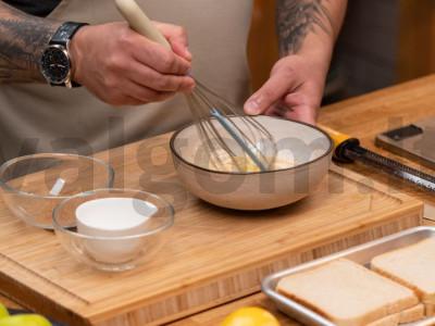 Klasikiniai prancūziški skrebučiai su karamelizuotu obuoliu ir žemės riešutų pasta Žingsnis 1