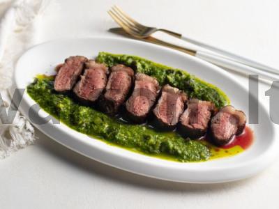 Picanha kepsnys su chimichurri padažu ant ketaus tapano pagrindine nuotrauka