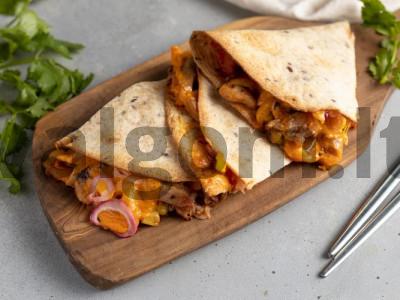 Fajitos su vištiena, pomidorais ir kukurūzais pagrindine nuotrauka