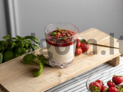 Matsoni panna cotta su braškių tartaru pagrindine nuotrauka