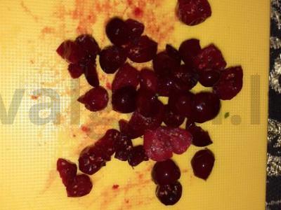 Vitaminų salotos iš raugintų kopūstų su petražolėmis ir spanguolėmis Žingsnis 2