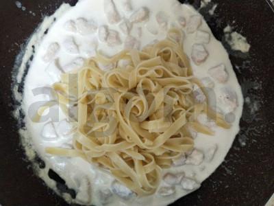 Gardžios Caprese salotos su tagliatelle makaronais Žingsnis 2