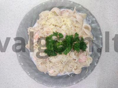 Aromatingi makaronai su lašiša ir krevetėmis pagrindine nuotrauka