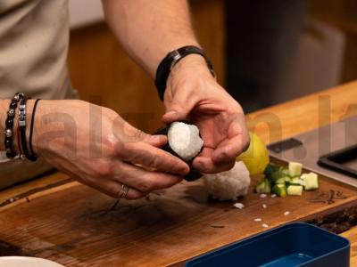 Japoniškas bento su onigiri, omletu ir vištienos juostelėmis Žingsnis 4