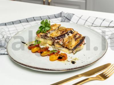 Moussaka su pienu pagrindine nuotrauka