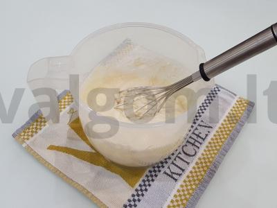 Oro kefyro blyneliai su karameliniais obuoliais Žingsnis 2