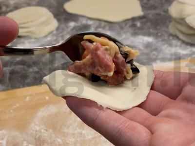Pica gedza su alyvuogėmis, dešra ir kietuoju sūriu Žingsnis 3