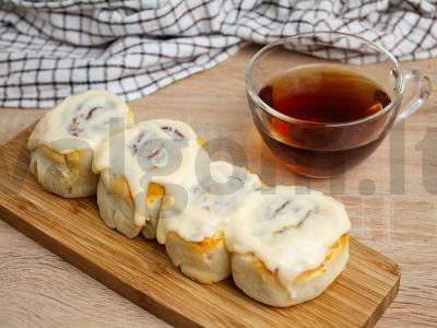 Cinnabons su cukraus pakaitalu ir kremu pagrindine nuotrauka