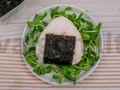 Klasikinis Onigiri receptas pagrindine nuotrauka