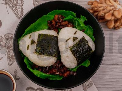 Onigiri su austrių grybais sojų padaže pagrindine nuotrauka