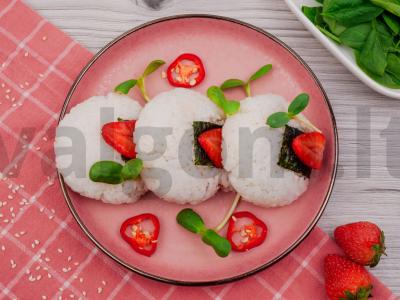 Onigiri su braškėmis ir aitriosiomis paprikomis pagrindine nuotrauka