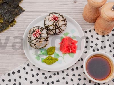 Onigiri su vištiena tiriyaki pagrindine nuotrauka