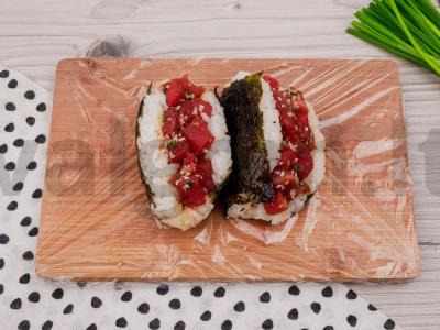 Onigiri su šviežiu tunu Žingsnis 8