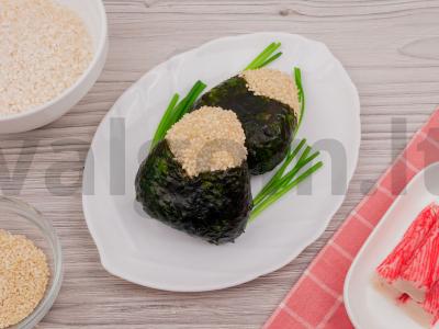 Onigiri su šviežiais krabais pagrindine nuotrauka